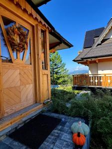 een teddybeer die buiten een gebouw zit bij Mountain Base - Dom Hrabiego - AC in Zakopane