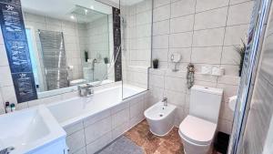Koupelna v ubytování Disc Monthly Rate - Crouch End 4-Bedroom Home with Balcony & Parking near Alexandra Palace