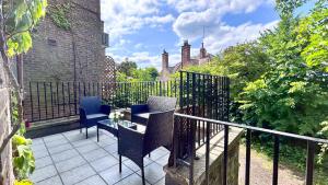 Balkón nebo terasa v ubytování Disc Monthly Rate - Crouch End 4-Bedroom Home with Balcony & Parking near Alexandra Palace