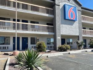 Un edificio con un cartel en el costado. en Motel 6 Barstow, CA I15 and Lenwood Road, en Barstow