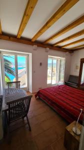 ein großes Schlafzimmer mit großem Bett und Fenstern in der Unterkunft Fortuna House Vis in Vis