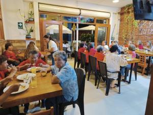 Eine Gruppe von Menschen sitzt an einem Tisch in einem Restaurant in der Unterkunft Hostal Macambo in Iquitos