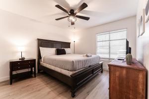 a bedroom with a bed and a ceiling fan at Central PHX Deluxe 1 BR King Bed & Patio w Pool in Phoenix