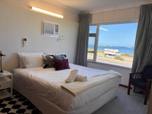 Postel nebo postele na pokoji v ubytování Coastal Sunset Paradise! Beach front & Ocean Views