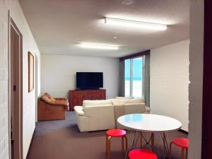 TV a/nebo společenská místnost v ubytování Coastal Sunset Paradise! Beach front & Ocean Views