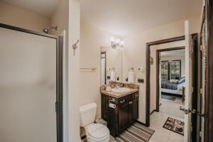 ein Badezimmer mit Toilette und Waschbecken in der Unterkunft Glacier Springs Cabin 89 Cedar and Log Cabin close to skiing and hiking in Deming + 20 Fotos