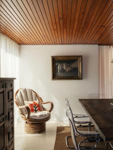 トマールにあるCasa Lorena Exclusive Retreat in Serra, Tomarのテーブルと椅子のあるダイニングルーム
