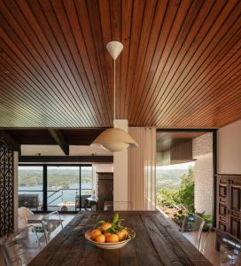 トマールにあるCasa Lorena Exclusive Retreat in Serra, Tomarのダイニングルーム(木製テーブル、フルーツボウル付)