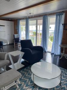 Saint-Jean普拉齐圣让2号木屋的客厅里有一张沙发和一张桌子。