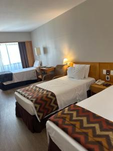 una habitación de hotel con dos camas y un sofá en Hotel & Residence Sol Alphaville Flat, en Barueri