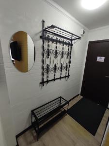 Habitación con espejo y banco en la pared en Квартира посуточно в Шахтинске, en Shakhtīnsk 3 fotos más