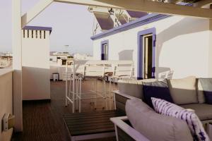 un balcone con tavolo e sedie su un edificio di Apartamentos Sol & Ria a Olhão