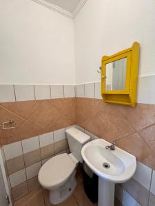 a bathroom with a toilet and a sink at Quarto aconchegante com vista arborizada, próximo ao metrô Ana Rosa e Avenida Paulista! in Sao Paulo