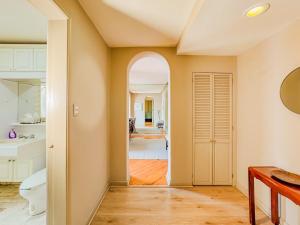 a hallway with an archway in a home with a bathroom at Departament en Polanco, CiudadDeMéxico in Mexico City +21 photos