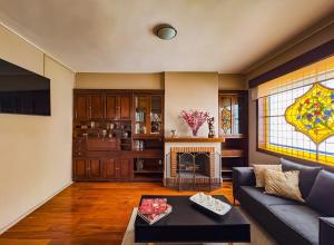 a living room with a couch and a table at Departament en Polanco, CiudadDeMéxico in Mexico City