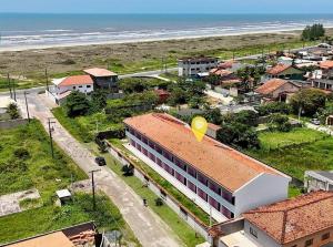 a building with a yellow balloon on top of it next to the beach at Apartamento à beira-mar Ilha Comprida in Ilha Comprida