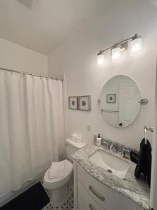チャールストンにあるRetreat on Spring, Unit Bのトイレ、洗面台、鏡のあるバスルーム +8枚の写真