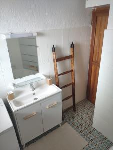 Ένα μπάνιο στο Appartement deux pièces au calme