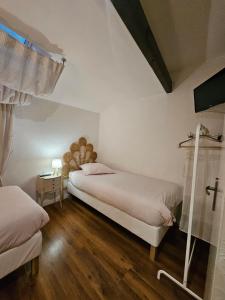 Ένα ή περισσότερα κρεβάτια σε δωμάτιο στο Chambre emmanuelle dans le loft bleu