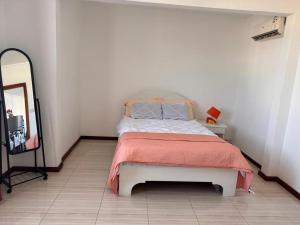 フリック・アン・フラックにある2 Bedroom Luxury Walk to the Beach APPTのベッドルーム1室(ベッド1台、タイルフロアの鏡付) +19枚の写真
