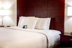 Katil atau katil-katil dalam bilik di Cobblestone Inn & Suites - Big Lake +62 gambar