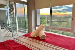 ein Bein in Gips, das auf einem Bett vor einem Fenster sitzt in der Unterkunft 506 Plaza 3.14 by Del Mar in Nuevo Vallarta + 17 Fotos