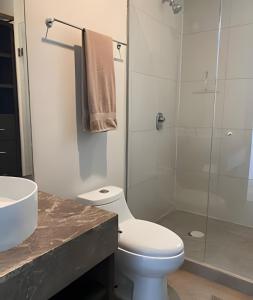 ein Badezimmer mit Toilette, Waschbecken und Dusche in der Unterkunft 506 Plaza 3.14 by Del Mar in Nuevo Vallarta