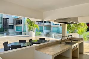 eine offene Küche und ein Essbereich in einem Gebäude in der Unterkunft 506 Plaza 3.14 by Del Mar in Nuevo Vallarta