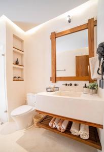 ein Badezimmer mit Waschbecken und Toilette in der Unterkunft Kaíoro Tulum in Tulum + 6 Fotos