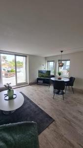 una sala de estar con un sofá y una mesa en Seaside bliss you'll crave again, en Stavanger