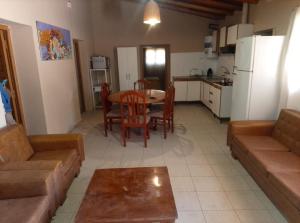a kitchen and living room with a table and chairs at Casa de campo in Uspallata