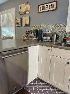Imagen de la galería de Myrtle's Paradise - 2 BR, 1 BA, Step to Crystal Beach, en Fort Erie 36 fotos más