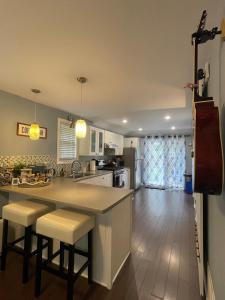 Una cocina con una gran isla en el medio. en Myrtle's Paradise - 2 BR, 1 BA, Step to Crystal Beach, en Fort Erie