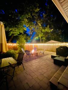 Por la noche hay un patio con sillas y una mesa. en Myrtle's Paradise - 2 BR, 1 BA, Step to Crystal Beach, en Fort Erie
