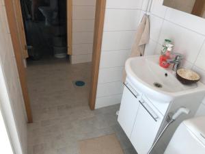 Koupelna v ubytování Viihtyisä kalustettu kaksio, joka on juuri uusittu, omakotitalon alakerrassa omalla sisäänkäynnillä