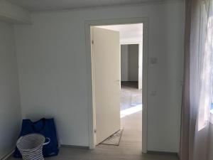 Fotografie z fotogalerie ubytování Viihtyisä kalustettu kaksio, joka on juuri uusittu, omakotitalon alakerrassa omalla sisäänkäynnillä v destinaci Porvoo