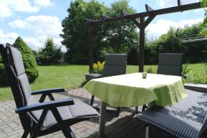 einen Tisch und Stühle auf einer Terrasse in der Unterkunft Ferienwohnung Blaumeise in Clausnitz