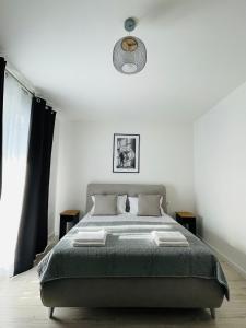 ein Schlafzimmer mit einem großen Bett in einem weißen Raum in der Unterkunft Studio Satina Residence with Private Parking & Self Check-In in Craiova + 21 Fotos