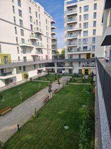 ein Wohnkomplex mit einem Park vor den Gebäuden in der Unterkunft Studio Satina Residence with Private Parking & Self Check-In in Craiova