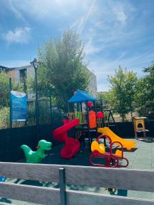 einen Spielplatz mit verschiedenen Spielgeräten in der Unterkunft Studio Satina Residence with Private Parking & Self Check-In in Craiova