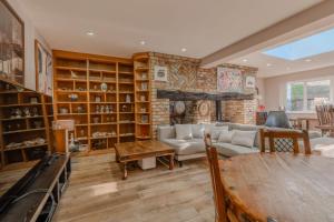 Χώρος καθιστικού στο STUNNING Character Home , Rustic Charm Meets Modern Living
