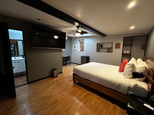 um quarto com uma cama grande e uma sala de estar em Viajero San José Hostel em San José mais 7 fotografias