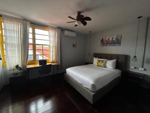 um quarto com uma cama e um ventilador de teto em Viajero San José Hostel em San José