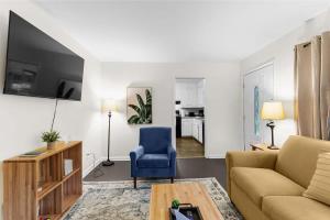 Una sala de estar con un sofá y una silla azul. en Park Drive Picturesque, en Center Point