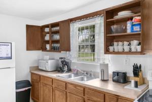 Η κουζίνα ή μικρή κουζίνα στο Terrace G Cozy Ranch