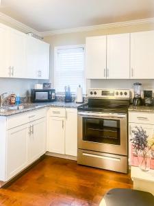 Кухня или мини-кухня в Schiffman Northeast Nook
