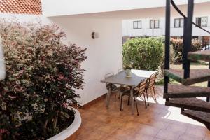 un pequeño patio con mesa, sillas y una planta en Estancia - Bungalow en Puerto Rico, en Puerto Rico de Gran Canaria 5 fotos más