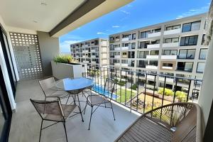 a balcony with a table and chairs and a view of a building at Iyari 402 by Del Mar in Jarretadera