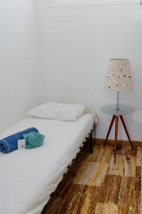 Cama en habitación con mesa y lámpara en Estancia - Bungalow en Puerto Rico, en Puerto Rico de Gran Canaria