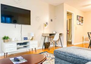 Μια τηλεόραση ή/και κέντρο ψυχαγωγίας στο Boswell Bungalow 2